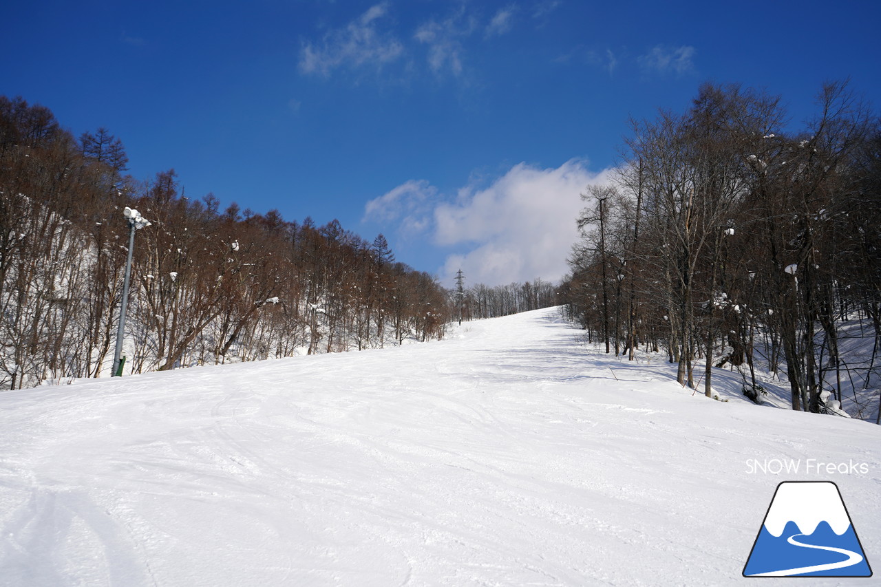 かもい岳スキー場 今シーズン限りでリフト営業休止を発表…。歴史と記憶に残る『聖地』に、浅川誠さんと鈴木彩乃さんがシュプールを刻む。